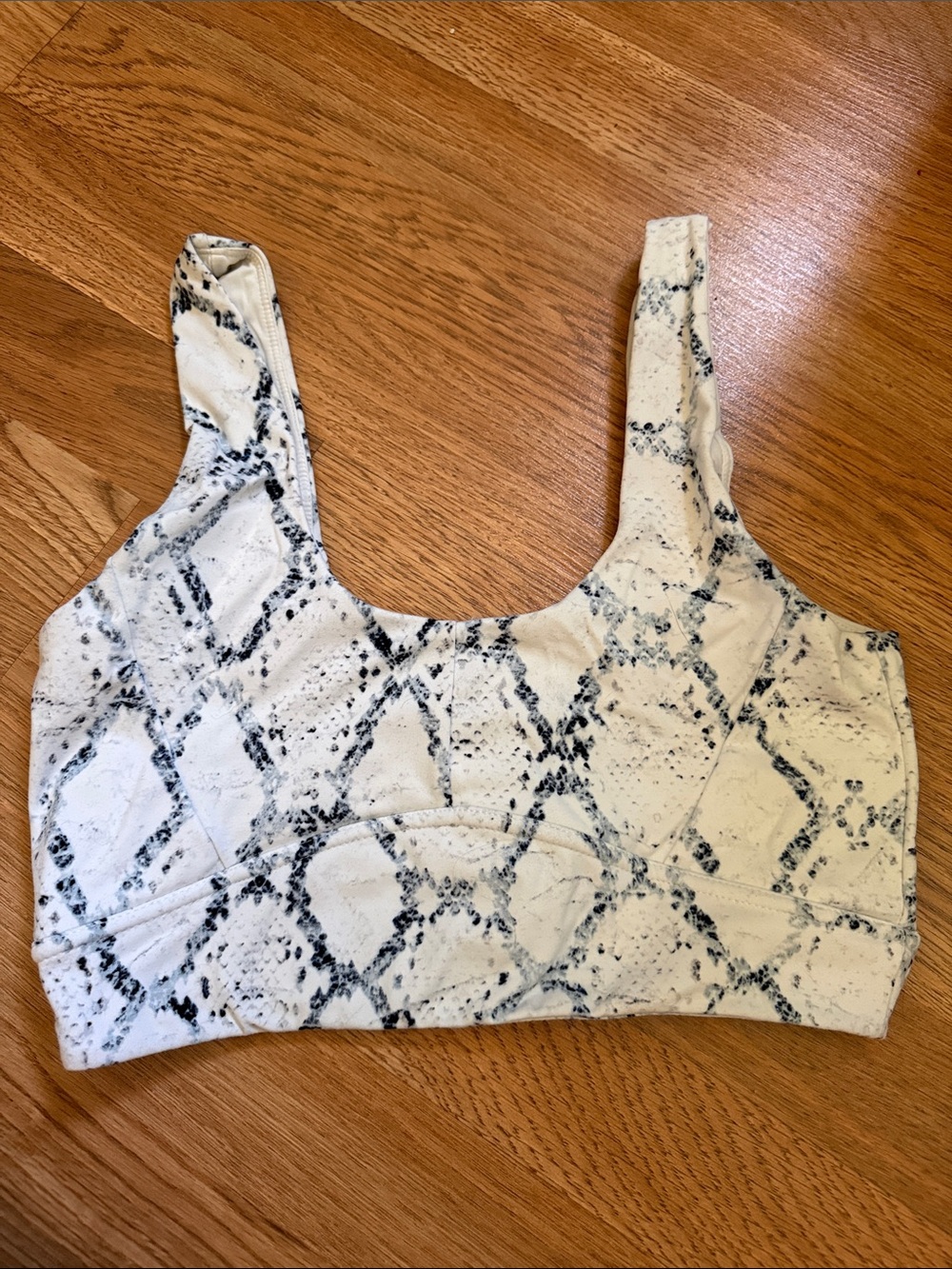 Varley Cream and Blue Snake-Print Leggings and Bra - Picture 4 of 11